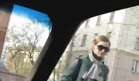 Szőke transzi veszi a szeksz porno forró seggét, maszturbál a kemény kakas.
