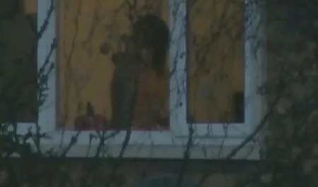 Csábító lány szekszi nagyik levetkőzik, maszturbál