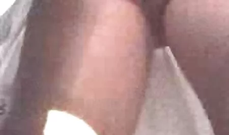 Egy lezbi szeksz fiatal pár amatőr videóban forgatja az első szexvideóját.