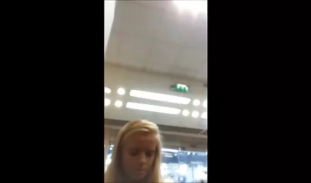 Egy lezbi szeksz aranyos, kanos lány baszik rá punci.