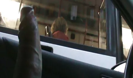 Szereti lenyelni a kemény kakasokat. pornó szeksz