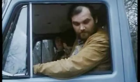 Két gengszter harcol szekszi nagyik és egy ribanc nyilvános helyen.
