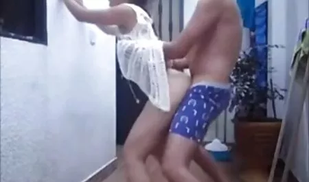 Szexi busty babe Sissy Quinn segít a férj penzert szeksz H