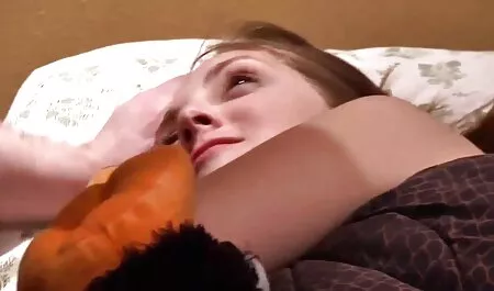 Szexi tini maszturbál egy játék, amíg a Puncija popsi szeksz Nedves lesz