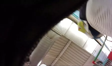 Az erőszakos szeksz építő nyög a glory hole
