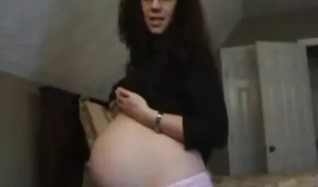 Fiatal nagyi szeksz kiskatona szar a szobájában.