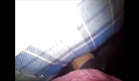 Busty barna halászhálók sétál egy brutális vibrátor szeksz porno