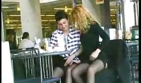 Szexi szőke ribanc erőszakos szeksz játszik a punci, hatalmas dildó