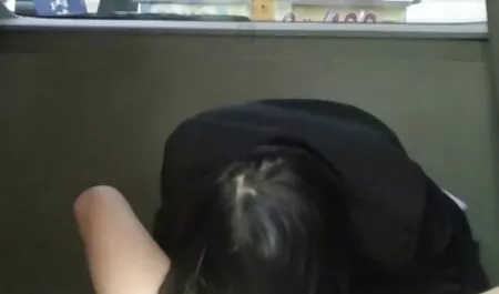 Egy forró nő megtámad egy szexboltot, hogy elcsábítsa a pisi szeksz személyzetet!