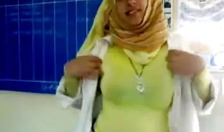 Egy Latin shemale egyedül húzza a farkát pisi szeksz