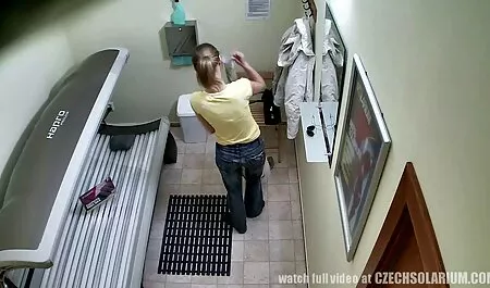 A dögös milf szar a kanapén a webkamera előtt, szekszi csajok tele spermával.