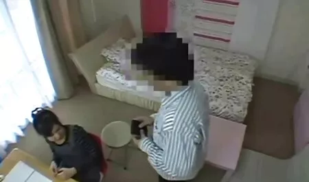 Egy fiatal pár durva szex szekszi csajok olaj pornó Masszázs, Anális twerk a kakas.
