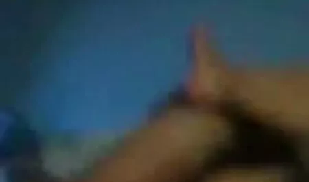 Egy gyönyörű barna szekszi nagyik szereti a kanál a puncijában
